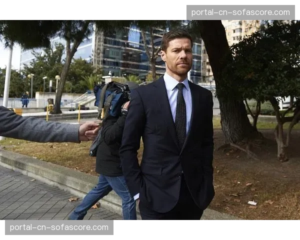 从三中卫到四后卫：解析哈维-阿隆索在皇家社会打造的动态防守体系