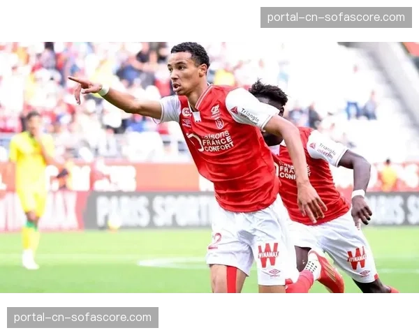 特写：进球后，兰斯前锋达拉米指向看台上的家人