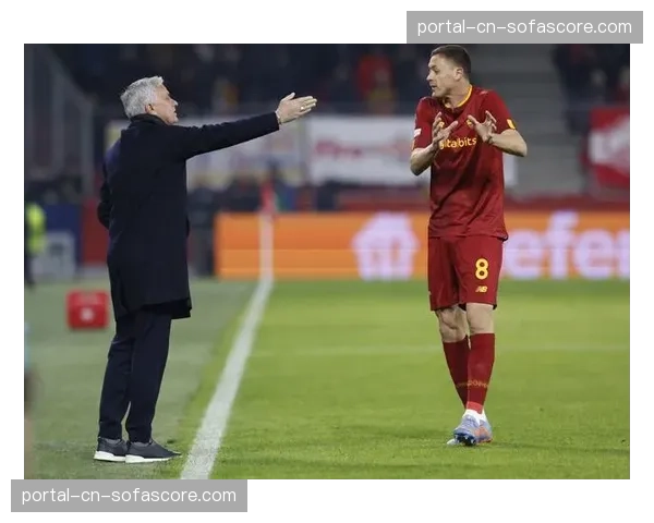 欧联杯出局后，穆里尼奥现身看台考察罗马下轮对手热那亚